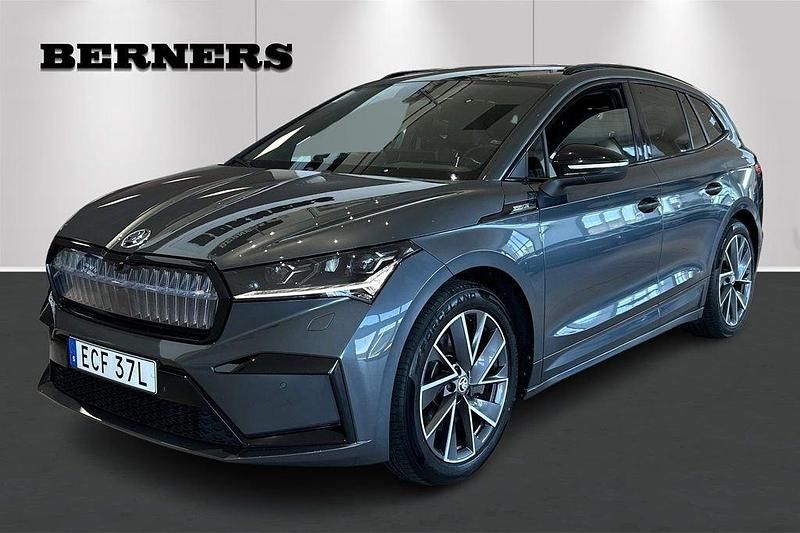 Grå Begagnad 2022 Skoda Enyaq iV SportLine SUV | 389 900 kr (Marknadspris) - Bild 1/4