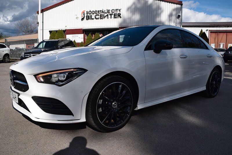 Vit Begagnad 2023 Mercedes CLA250e AMG Sedan | 374 900 kr (Bra pris) - Bild 1/4