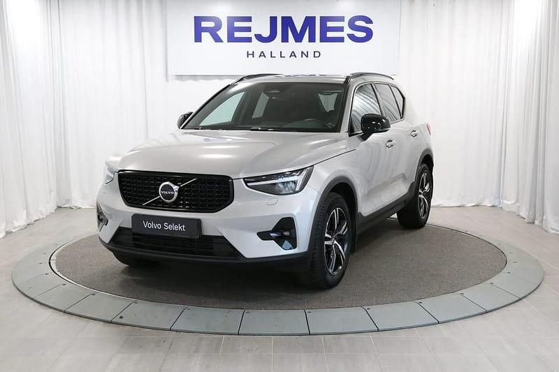 Silver Begagnad 2024 Volvo XC40 Plus SUV | 369 500 kr (Marknadspris) - Bild 1/4