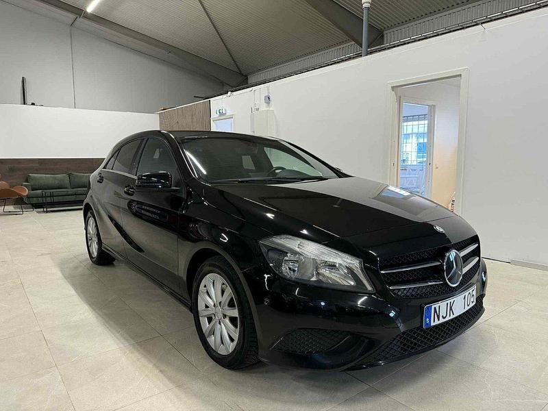 Svart Begagnad 2013 Mercedes A180 Style Halvkombi | 89 900 kr (Bra pris) - Bild 1/4