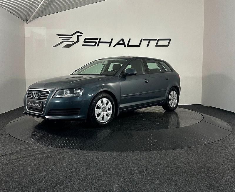Grå Begagnad 2010 Audi A3 Sportback Attraction Halvkombi | 32 900 kr (Marknadspris) - Bild 1/4