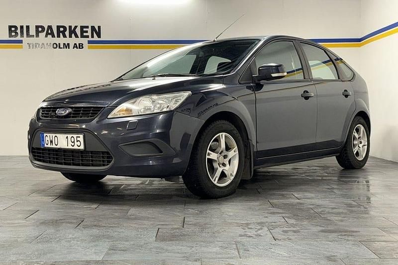 Grå Begagnad 2008 Ford Focus Trend Halvkombi | 34 900 kr (Marknadspris) - Bild 1/4