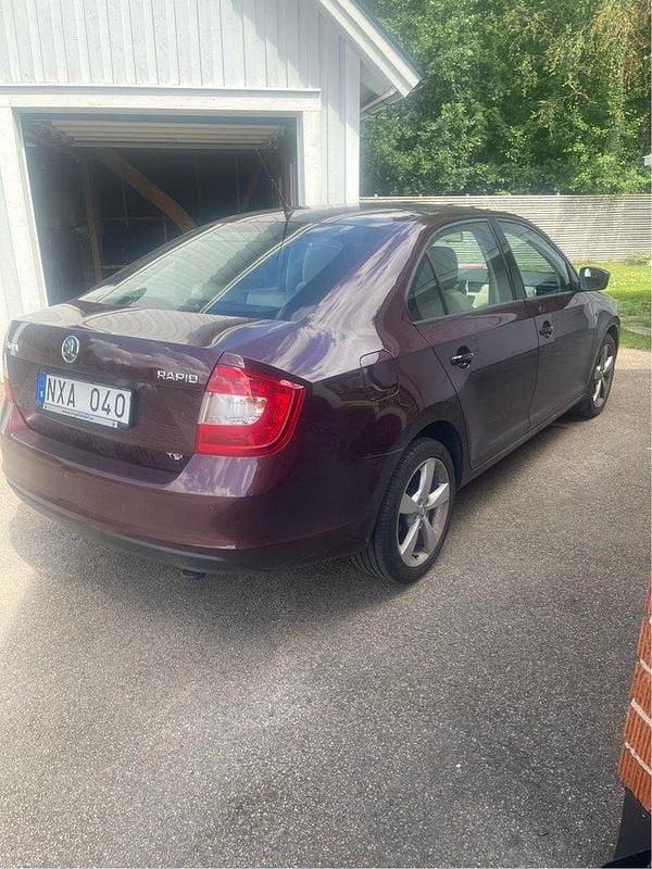 Röd Begagnad 2013 Skoda Rapid Halvkombi | 45 000 kr (Bra pris) - Bild 1/4