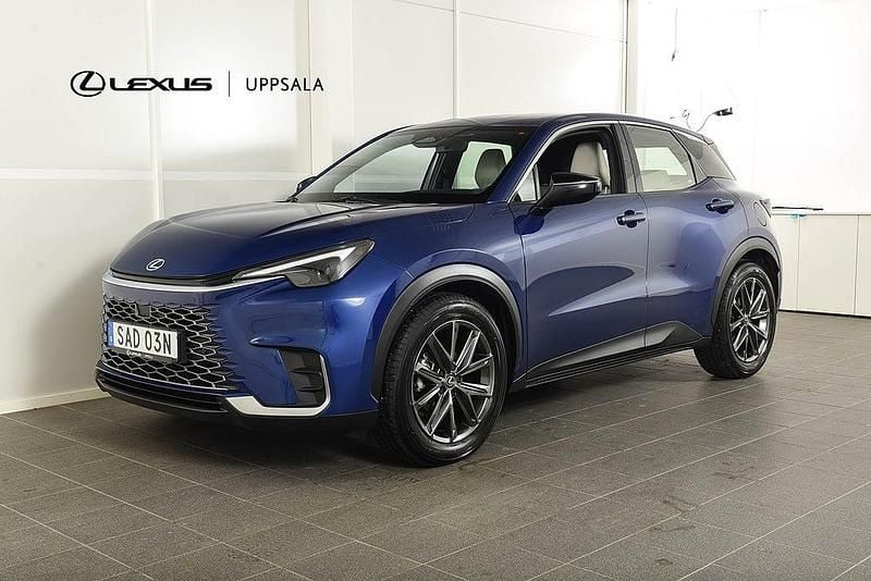 Mörkblå Begagnad 2024 Lexus LBX SUV | 348 900 kr (Marknadspris) - Bild 1/4