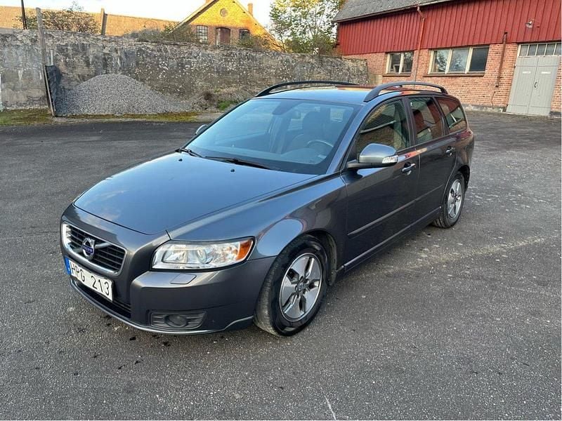 Grå Begagnad 2011 Volvo V50 Momentum Kombi | 41 900 kr (Marknadspris) - Bild 1/4