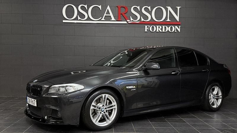 Grå Begagnad 2011 BMW 530 M Sport Sedan | 154 900 kr (Marknadspris) - Bild 1/4