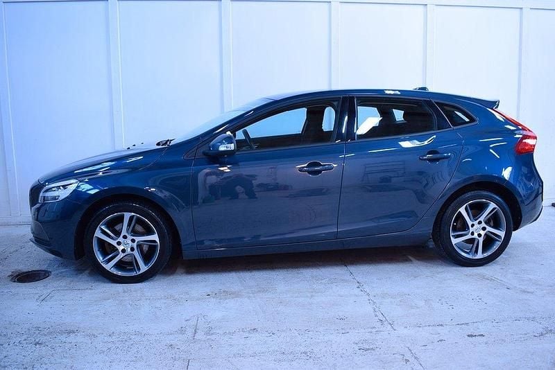 Mörkblå (blå) Begagnad 2017 Volvo V40 Kinetic Kombi | 149 900 kr (Marknadspris) - Bild 1/4