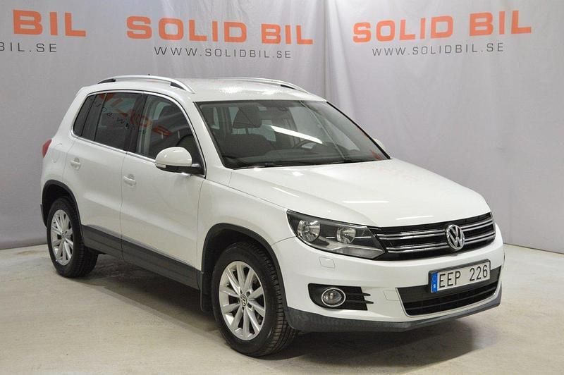 Vit Begagnad 2013 VW Tiguan Sportline SUV | 109 900 kr (Marknadspris) - Bild 1/4