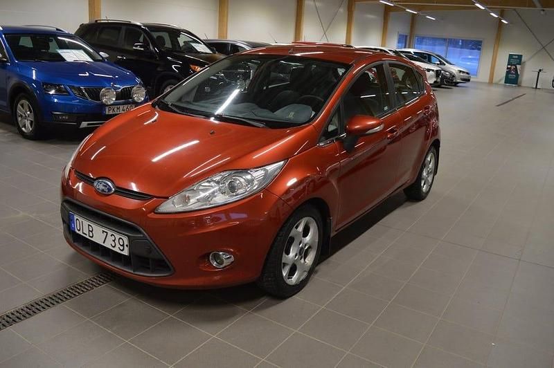 Begagnad Ford Fiesta Titanium 90 HK (66 kW) 2009 Röd Halvkombi