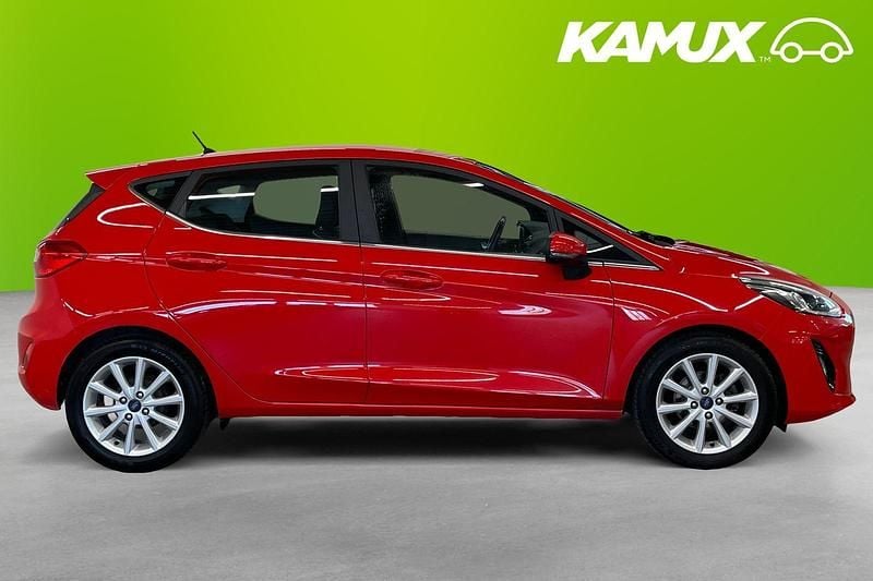 Begagnad Ford Fiesta Titanium 101 HK (74 kW) 2018 Röd Halvkombi