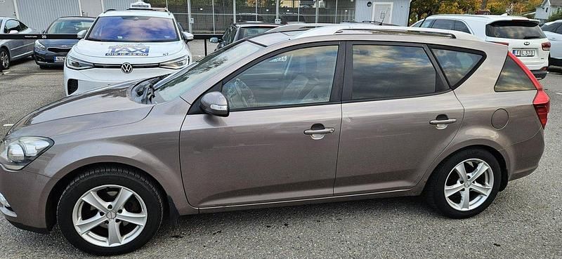 Grå Begagnad 2010 Kia Ceed Sportswagon Kombi | 40 000 kr (Marknadspris) - Bild 1/4
