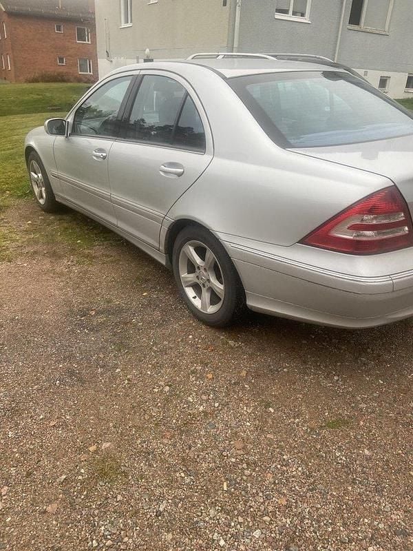 Silver Begagnad 2006 Mercedes C180 Avantgarde Sedan | 19 000 kr (Superpris) - Bild 1/4