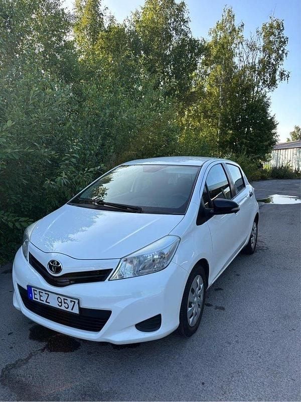 Vit Begagnad 2012 Toyota Yaris Life Halvkombi | 71 000 kr (Marknadspris) - Bild 1/4