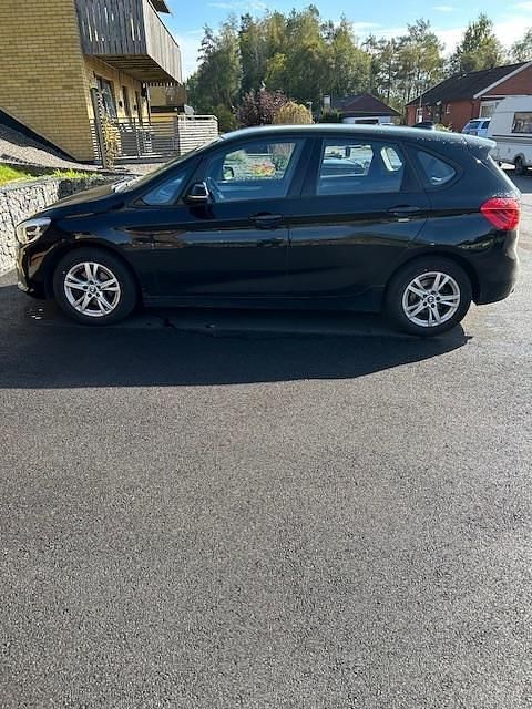 Svart Begagnad 2016 BMW 216 Active Tourer Advantage Minibuss | 87 000 kr - Bild 1/4
