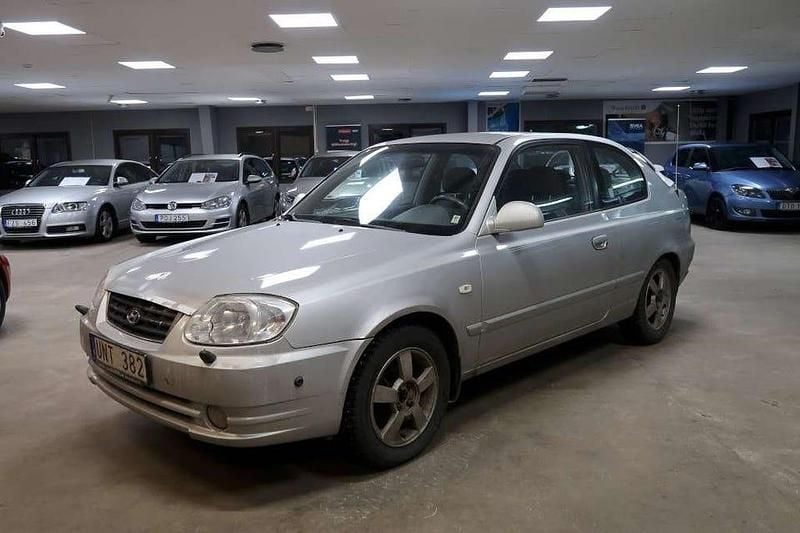 Begagnad Hyundai Accent 105 HK (77 kW) 2003 Silver Halvkombi