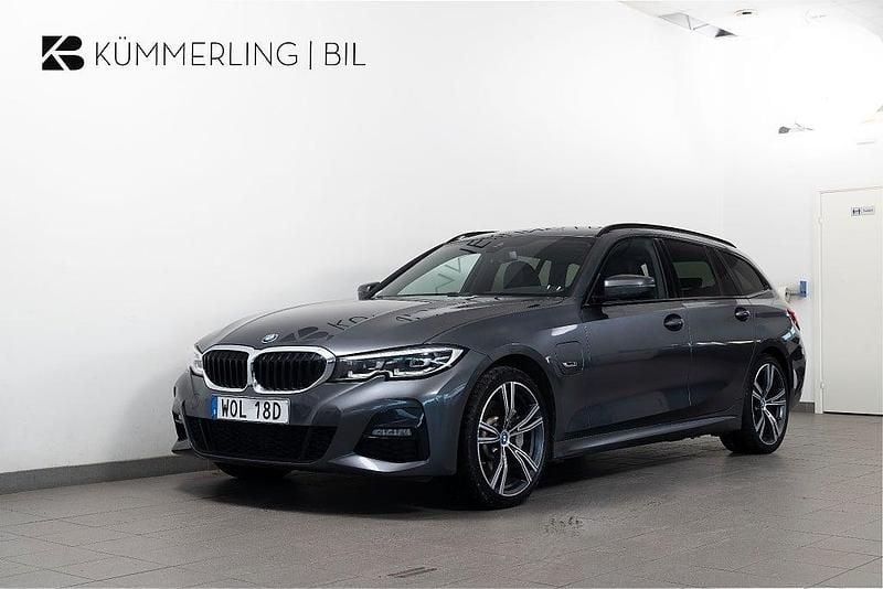 Grå Begagnad 2021 BMW 330e Shadowline Kombi | 349 900 kr (Marknadspris) - Bild 1/4