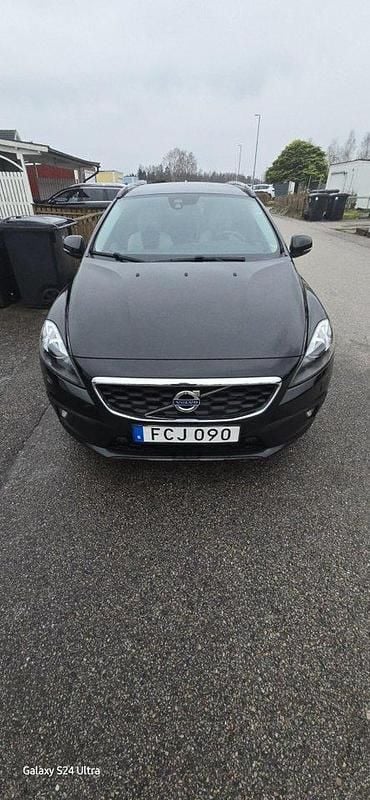 Svart Begagnad 2014 Volvo V40 CC Momentum Kombi | 135 000 kr (Marknadspris) - Bild 1/4
