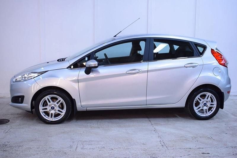Grå Begagnad 2015 Ford Fiesta Titanium Halvkombi | 89 900 kr (Marknadspris) - Bild 1/4