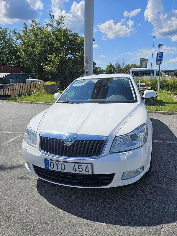 Vit Begagnad 2013 Skoda Octavia Elegance Kombi | 49 000 kr (Bra pris) - Bild 1/4