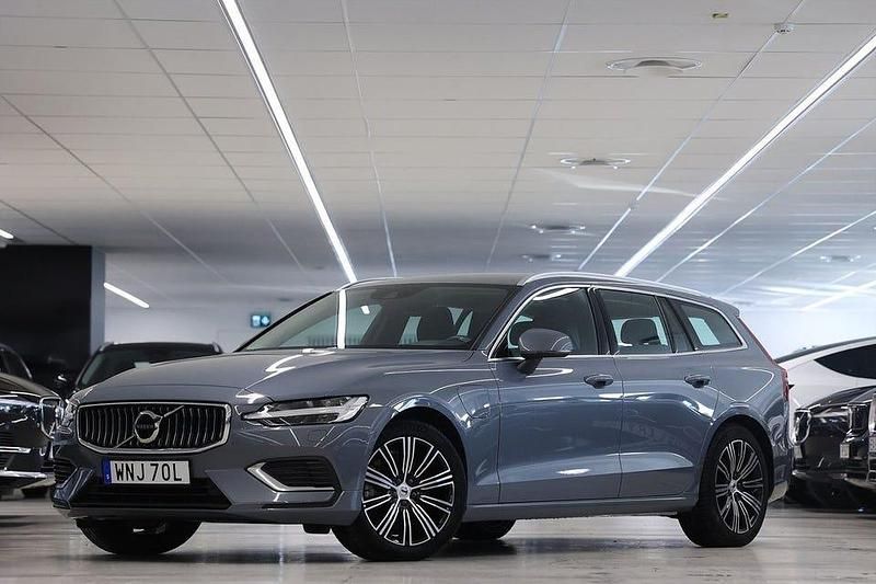 Begagnad Volvo V60 Core 350 HK (257 kW) 2022 Grå Kombi
