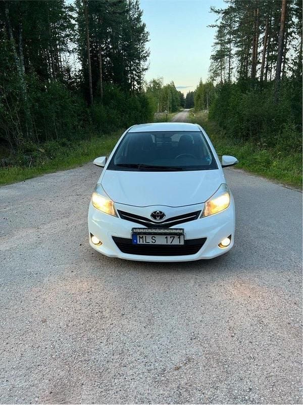 Vit Begagnad 2013 Toyota Yaris Active Halvkombi | 85 000 kr (Dyr) - Bild 1/4