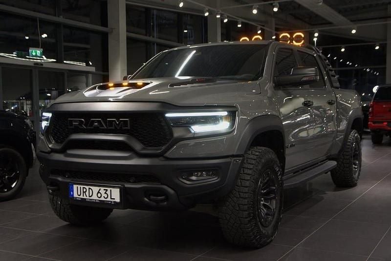 Grå Begagnad 2023 RAM 1500 Pickup | 1 774 000 kr - Bild 1/4