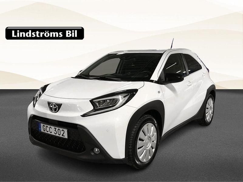 Vit Begagnad 2022 Toyota Aygo Comfort Halvkombi | 164 900 kr (Marknadspris) - Bild 1/3