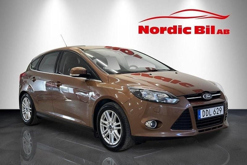 Brun Begagnad 2014 Ford Focus Titanium Halvkombi | 99 900 kr (Marknadspris) - Bild 1/4