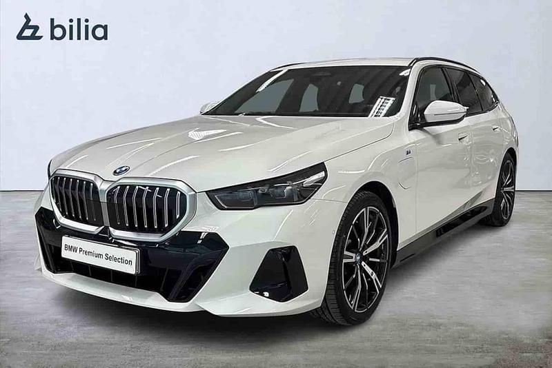 Vit Begagnad 2025 BMW 530e Kombi | 699 900 kr - Bild 1/1
