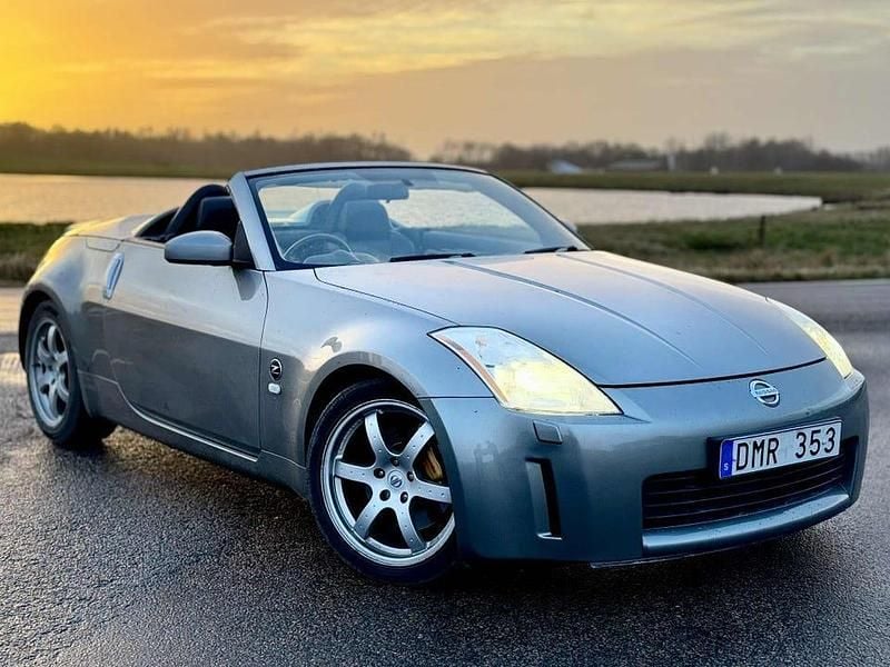 Grå sportmetallic Begagnad 2005 Nissan 350Z Cab | 109 500 kr - Bild 1/4