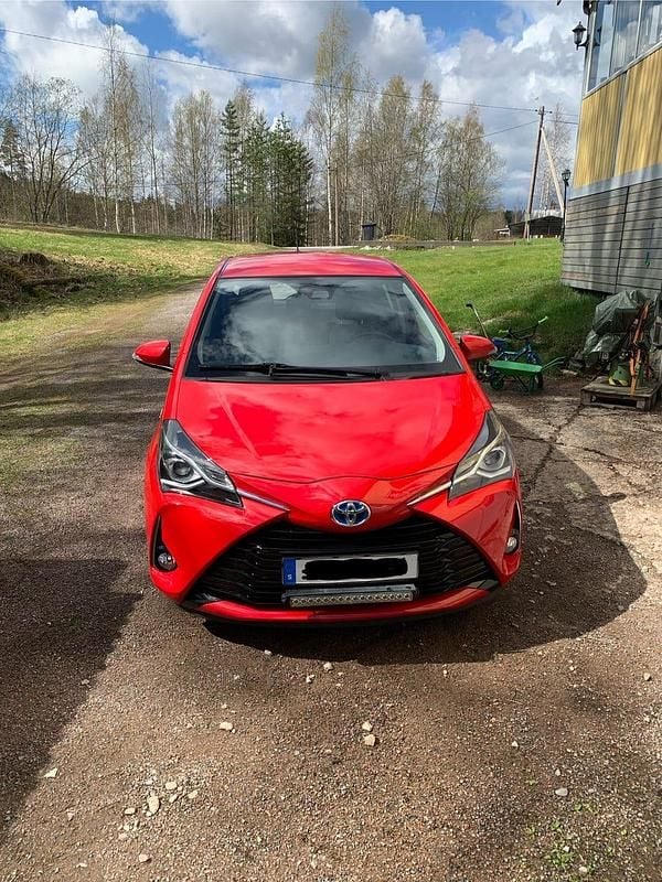 Begagnad 2018 Toyota Yaris Hybrid Halvkombi | 165 000 kr (Bra pris) - Bild 1/4