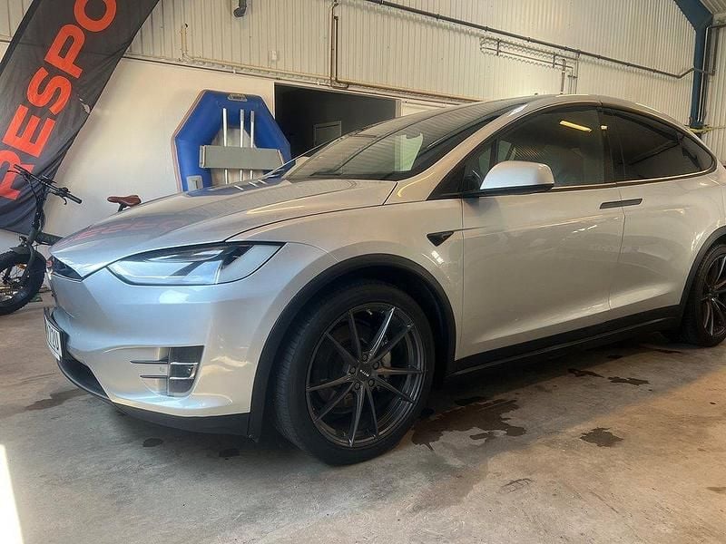 Silver Begagnad 2017 Tesla Model X SUV | 289 000 kr (Lite dyr) - Bild 1/4