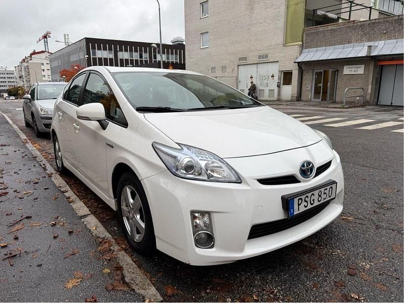 Vit Begagnad 2010 Toyota Prius Halvkombi | 73 000 kr - Bild 1/4