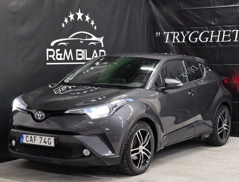 Mörkgrå Begagnad 2019 Toyota C-HR SUV | 224 800 kr (Marknadspris) - Bild 1/4