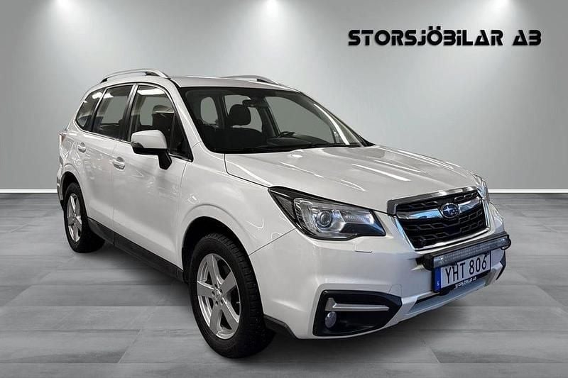 Vit Begagnad 2016 Subaru Forester SUV | 169 000 kr (Lite dyr) - Bild 1/4