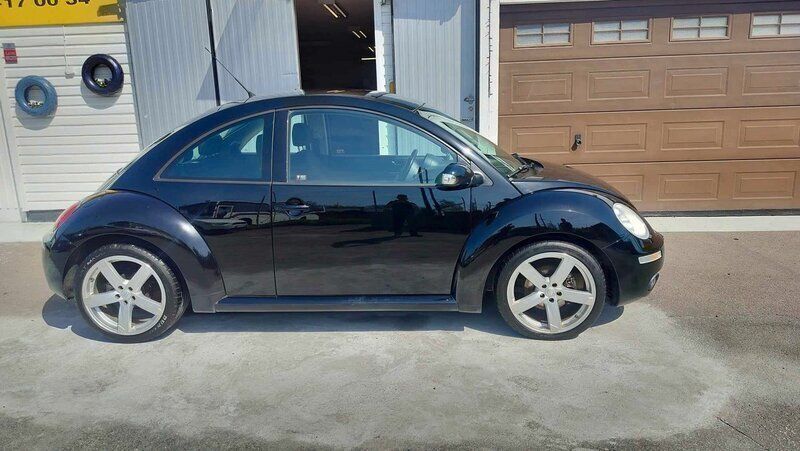 Svart Begagnad 2008 VW Beetle Halvkombi | 65 000 kr (Lite dyr) - Bild 1/4
