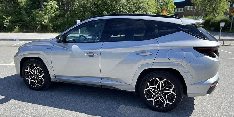 Grå Begagnad 2023 Hyundai Tucson Advanced SUV | 329 000 kr (Marknadspris) - Bild 1/4