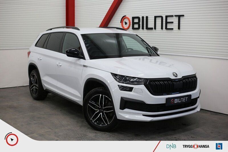 Vit Begagnad 2024 Skoda Kodiaq SportLine SUV | 459 900 kr (Marknadspris) - Bild 1/4