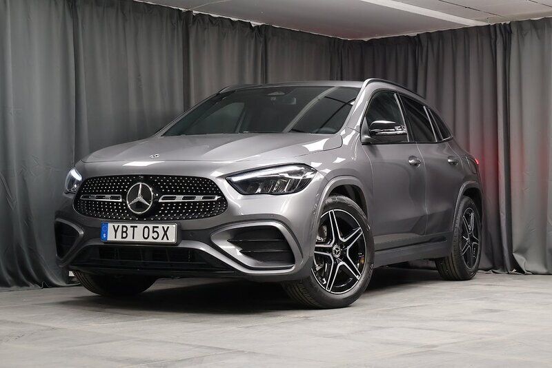 Mörkgrå Ny 2024 Mercedes GLA200 Premium SUV | 449 000 kr - Bild 1/4