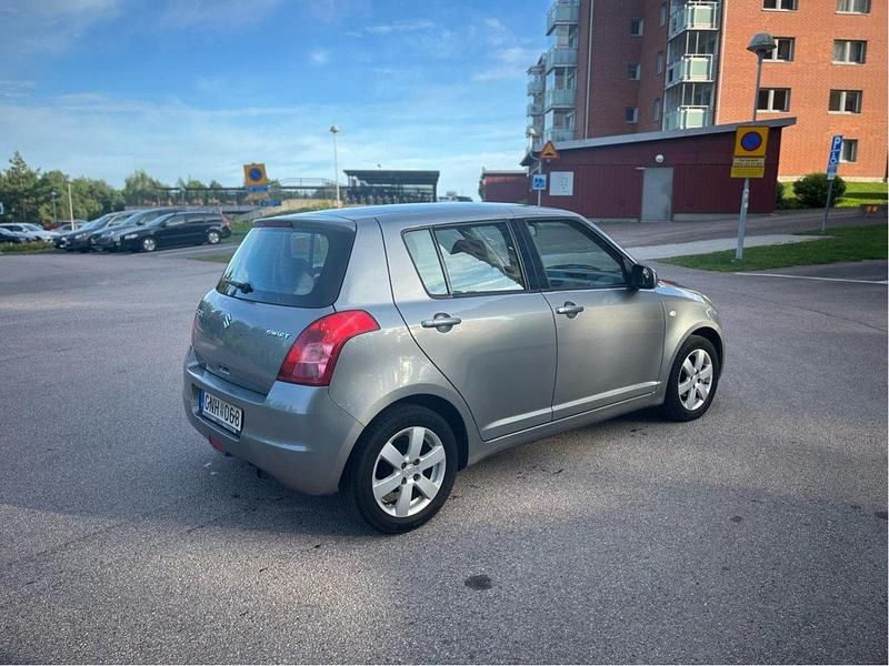 Silver Begagnad 2007 Suzuki Swift Halvkombi | 29 500 kr (Marknadspris) - Bild 1/4