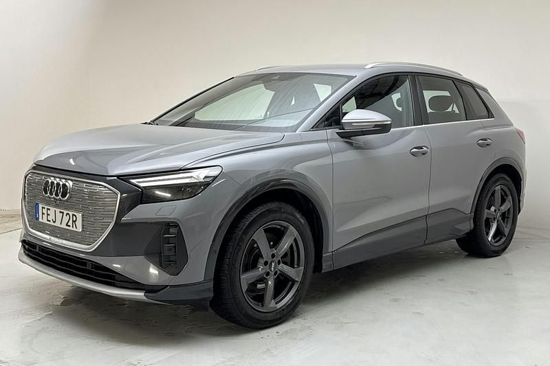 Grå Begagnad 2023 Audi Q4 e-tron Advanced SUV | 259 000 kr (Marknadspris) - Bild 1/4