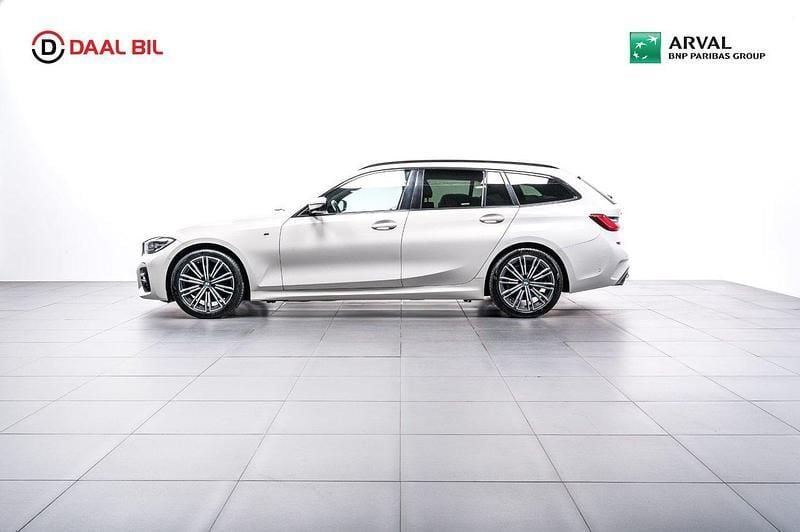 Vit Begagnad 2021 BMW 320 M Sport Kombi | 319 900 kr (Superpris) - Bild 1/4