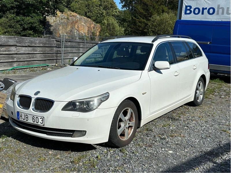 Vit Begagnad 2008 BMW 523 Kombi | 18 000 kr (Superpris) - Bild 1/4