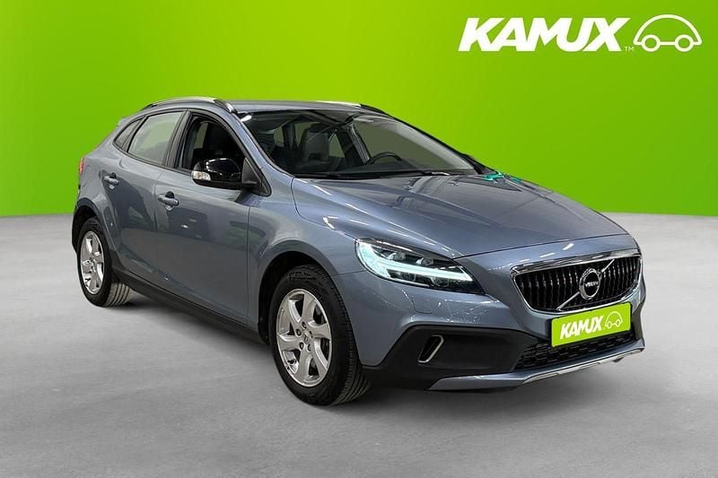 Blå Begagnad 2019 Volvo V40 CC Kinetic Kombi | 198 700 kr (Marknadspris) - Bild 1/3