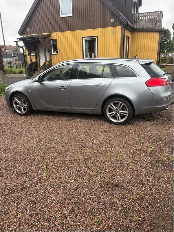 Grå Begagnad 2011 Opel Insignia Edition Kombi | 55 000 kr (Marknadspris) - Bild 1/4