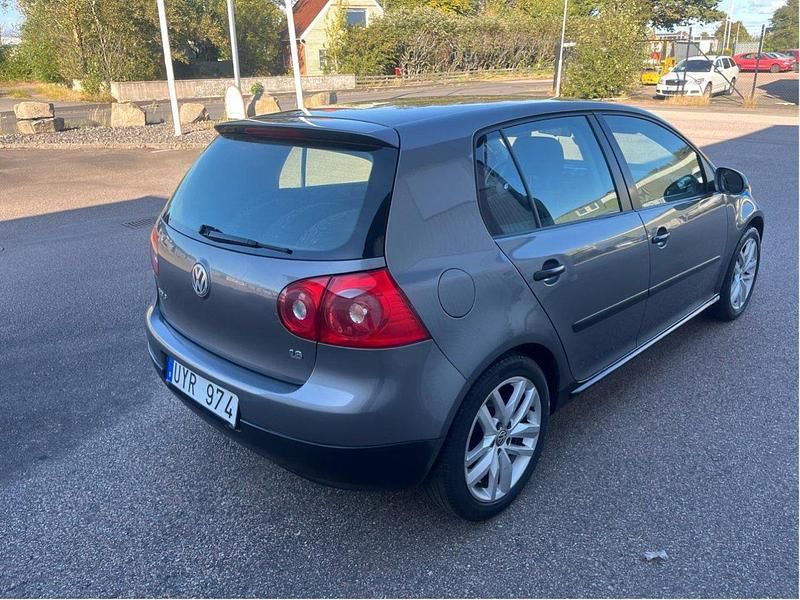 Grå Begagnad 2004 VW Golf IV Trendline Halvkombi | 21 800 kr (Marknadspris) - Bild 1/4