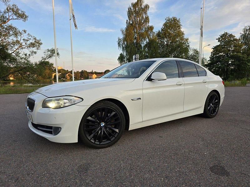 Vit Begagnad 2011 BMW 530 Sedan | 129 000 kr (Marknadspris) - Bild 1/4