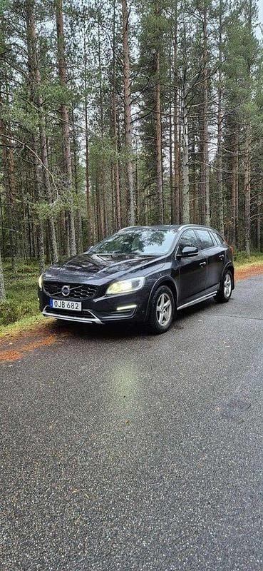Svart Begagnad 2017 Volvo V60 CC Summum Kombi | 134 000 kr (Bra pris) - Bild 1/4