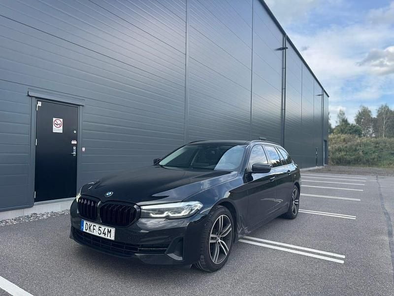 Svart Begagnad 2021 BMW 520 Kombi | 254 000 kr (Bra pris) - Bild 1/4