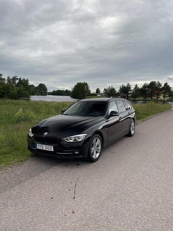 Svart Begagnad 2018 BMW 320 Sport Line Kombi | 174 000 kr (Bra pris) - Bild 1/4